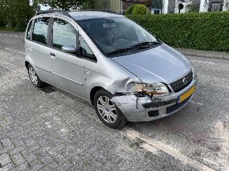 uszkodzony samochody osobowe Fiat Idea 1.4-16V 2004/9