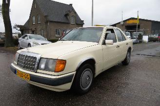 ojeté vozy osobní automobily Mercedes 200-300D 200 D 124 type sedan automaat 1991/1