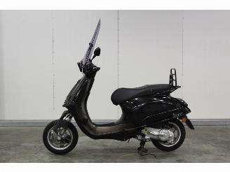 Schade scooter Vespa  Primavera 4T. BROM 2015/0