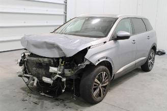 Damaged car Peugeot 5008  2020/8